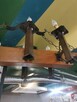 Dwa rustykalne żyrandole drewniane z metalowymi okuciami - 11
