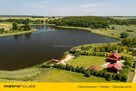 Dwa domki rekreacyjne na działce z linią brzegową. - 15