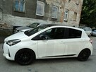 sprzedam TOYOTE YARIS hybryde 1.5 wersja GR alkantar,skóra - 4