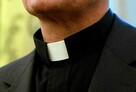Ksiądz szuka dyskretnej koleżanki. Chętnie mężatki