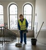 Pracownik serwisu sprzątajaćego Września
