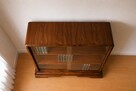 Witrynka Biblioteczka Komoda Art Deco – orzech, fazowane szy - 2