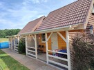 Domek przy dzikiej plaży z boćkiem na łące. Cisza.