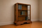 Witrynka Biblioteczka Komoda Art Deco – orzech, fazowane szy