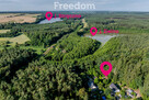 Działka w lesie blisko jeziora z budynkami - 3