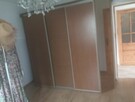 Szafa z suwanymi drzwiami i lustrami po bokach - 5