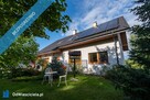 Dom, który pozwala zwolnić tempo – 2100 m² prywatności | Fotowoltaika | Sauna | Balia | 2 garaże - 1