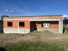 Nowoczesny dom parterowy w stanie surowym otwartym - 2
