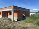 Nowoczesny dom parterowy w stanie surowym otwartym - 3