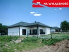 Nowy dom parterowy z antresolą.