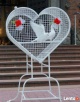 Białe gołebie na ślub z efektywna klatka w kształcie serca !
