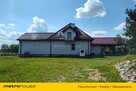 Dom z basenem w otoczeniu lasu w pobliżu jezior. - 3