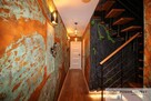 Dwupoziomowy apartament w niespotykanym stylu - 13