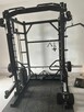 Atlas do ćwiczeń suwnica Smitha half rack klatka - 2