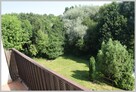 Trzecie piętro w niskim bloku, duży balkon. - 1