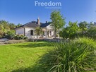 Parterowy dom przy lesie z urokliwym ogrodem - 1