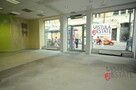 Parterowy lokal witrynowy blisko przystanku