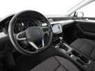 Volkswagen Passat Variant FV23% PHEV automat navi grzane fotele climatronic kamera ACC - 15