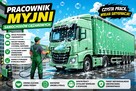 Pracownik myjni samochodów ciężarowych