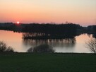 Działka budowlana z linią brzegową.