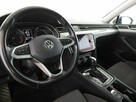 Volkswagen Passat navi czujniki parkowania klimatyzacja grzane fotele - 14
