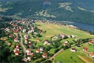 Czterokondygnacyjny budynek nad jeziorem - 11