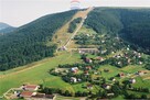Czterokondygnacyjny budynek nad jeziorem - 13