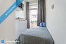 Nowoczesny pokój z prywatną łazienką i balkonem obok uczelni.