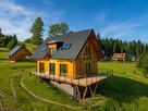 Dom jednorodziny z wiatą w otoczeniu lasu i potoku - 2