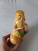 figurka skarbonka grający na bębenkach penisek