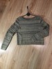 Sweterek z dzianiny na jesień, krótki krój, w zielone paski - 2