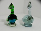 Dwie szklane figurki kaczek — jedna wielobarwna, druga w odc - 2
