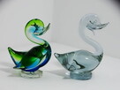 Dwie szklane figurki kaczek — jedna wielobarwna, druga w odc - 3