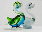 Dwie szklane figurki kaczek — jedna wielobarwna, druga w odc - 7