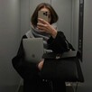 Młoda dziewczyna szuka pracy