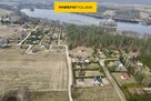 Działka rekreacyjna nad jeziorem blisko lasu.