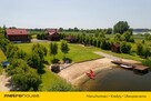 Dwa domki rekreacyjne na działce z linią brzegową. - 3