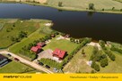 Dwa domki rekreacyjne na działce z linią brzegową. - 6