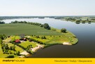 Dwa domki rekreacyjne na działce z linią brzegową. - 7