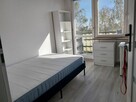 Pokój z balkonem w mieszkaniu studenckim