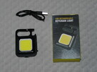 Lampka LED USB z karabińczykiem i otwieraczem do butelek.