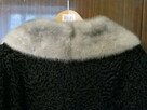 Naturalny kożuch płaszcz futro karakuły obszyte lisem - 4