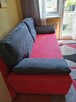 Sofa czerwona z czterema poduszkami - 1