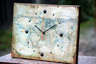 Zegar na desce sosnowej ze starą mapą świata - 2