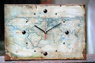 Zegar na desce sosnowej ze starą mapą świata - 1