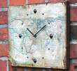 Zegar na desce sosnowej ze starą mapą świata - 3