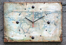 Zegar na desce sosnowej ze starą mapą świata - 5