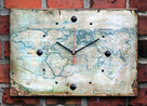 Zegar na desce sosnowej ze starą mapą świata - 6