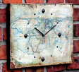Zegar na desce sosnowej ze starą mapą świata - 4