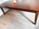 Duży, masywny stół z elementami drewnianymi. - 2